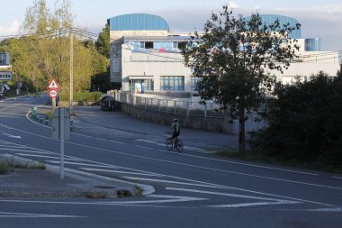 Kentsel bir çevrede bisiklet sürmek