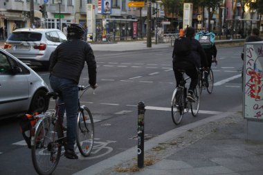 Kentsel bir çevrede bisiklet sürmek