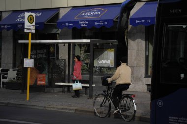 Kentsel bir çevrede bisiklet sürmek