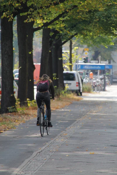 都会でのサイクリング — ストック写真
