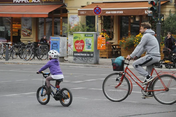 Kerékpározás Városi Környezetben — Stock Fotó