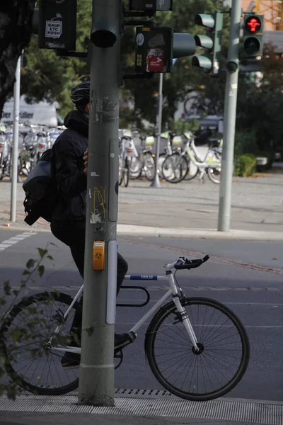 都会でのサイクリング — ストック写真