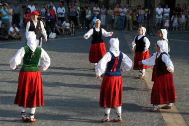Halk festivalinde geleneksel bas dansı