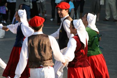 Halk festivalinde geleneksel bas dansı