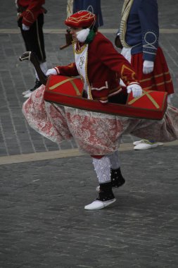 Halk festivalinde geleneksel bas dansı