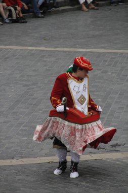 Halk festivalinde geleneksel bas dansı