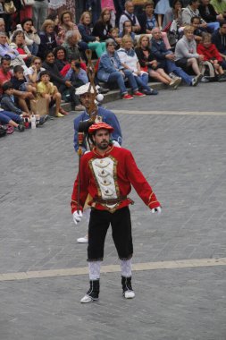 Halk festivalinde geleneksel bas dansı