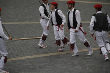 Halk festivalinde geleneksel bas dansı