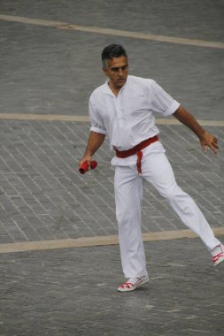 Halk festivalinde geleneksel bas dansı