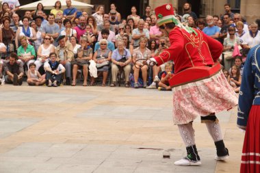 Halk festivalinde geleneksel bas dansı