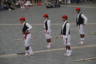 Halk festivalinde geleneksel bas dansı