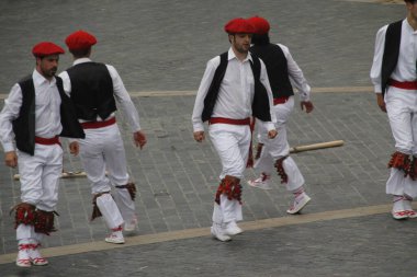Halk festivalinde geleneksel bas dansı