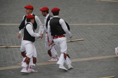 Halk festivalinde geleneksel bas dansı