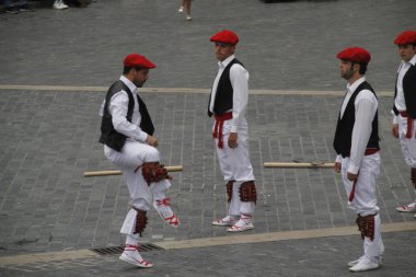 Halk festivalinde geleneksel bas dansı