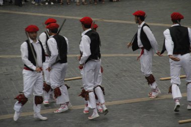 Halk festivalinde geleneksel bas dansı