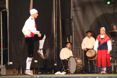 Halk festivalinde geleneksel bas dansı