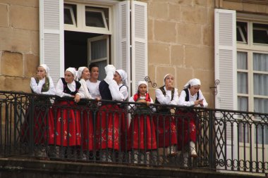 Halk festivalinde geleneksel bas dansı