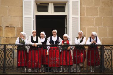 Halk festivalinde geleneksel bas dansı