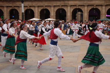 Halk festivalinde geleneksel bas dansı
