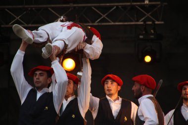 Halk festivalinde geleneksel bas dansı