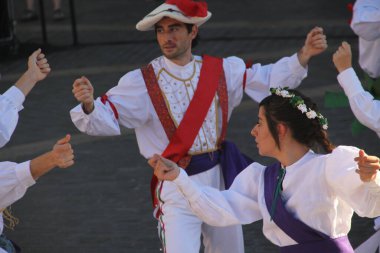 Halk festivalinde geleneksel bas dansı