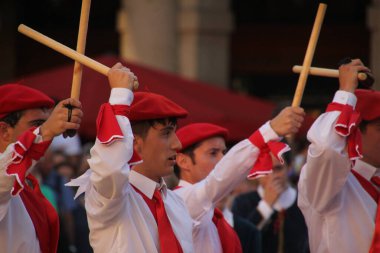 Halk festivalinde geleneksel bas dansı