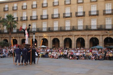 Halk festivalinde geleneksel bas dansı