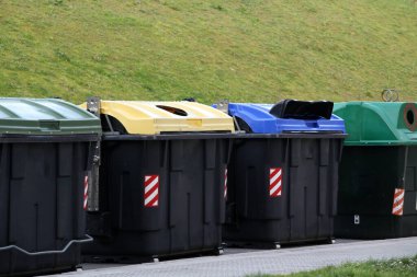 Atıkları geri dönüştürmek için farklı konteynırlar