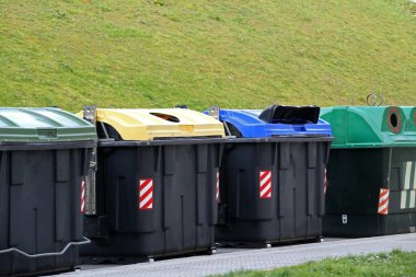 Atıkları geri dönüştürmek için farklı konteynırlar