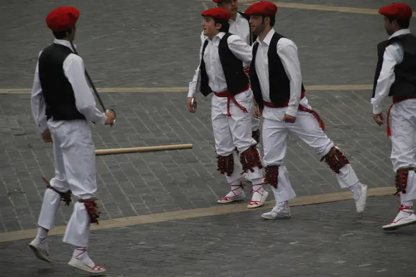 Halk Festivalinde Geleneksel Bas Dansı — Stok fotoğraf