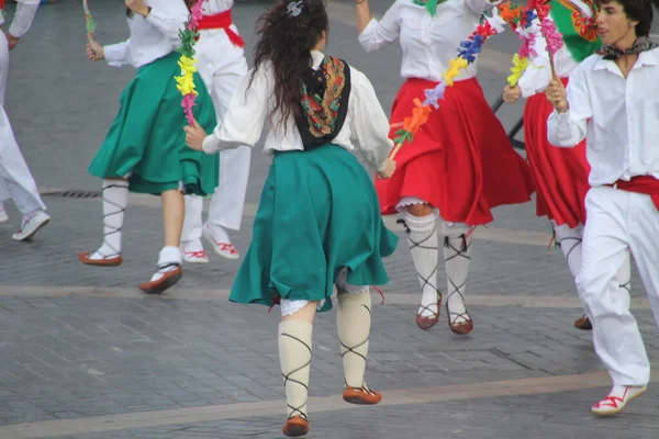 民俗祭の伝統的なバスク舞踊は — ストック写真