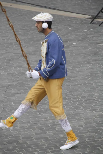 民俗祭の伝統的なバスク舞踊は — ストック写真