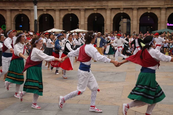 Halk Festivalinde Geleneksel Bas Dansı — Stok fotoğraf