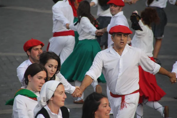 Halk Festivalinde Geleneksel Bas Dansı — Stok fotoğraf