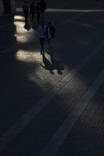 Emberek Sétálnak Sétálóutcában — Stock Fotó