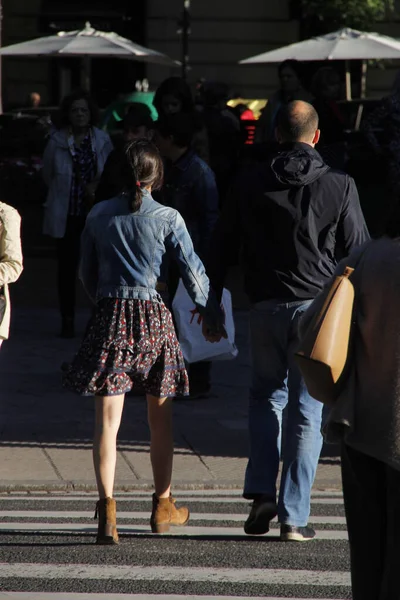 Gente Caminando Una Calle Peatonal — Foto de Stock