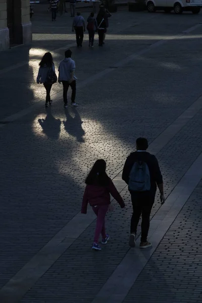 Gente Caminando Una Calle Peatonal — Foto de Stock