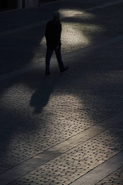 Menschen Die Einer Fußgängerzone Gehen — Stockfoto