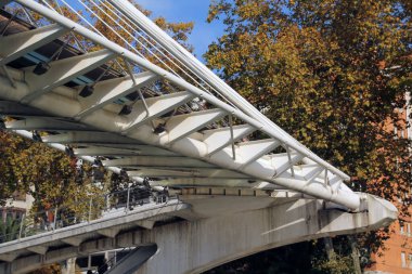 Bilbao nehri üzerindeki köprü.