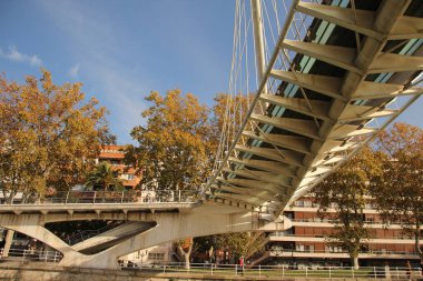 Bilbao nehri üzerindeki köprü.