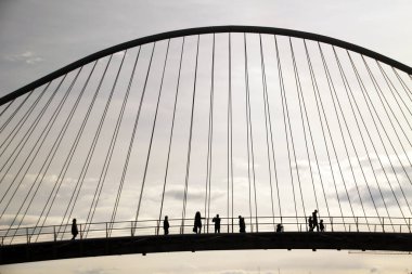 Bilbao nehri üzerindeki köprü.