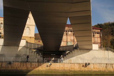 Bilbao nehri üzerindeki köprü.