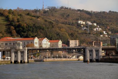 Bilbao nehri üzerindeki köprü.