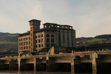 Bilbao nehri kıyısında terk edilmiş bir bina.