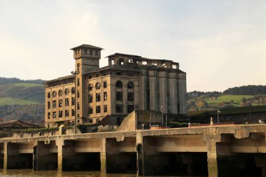 Bilbao nehri kıyısında terk edilmiş bir bina.