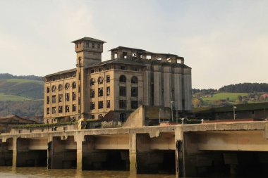 Bilbao nehri kıyısında terk edilmiş bir bina.