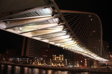 Bilbao nehri üzerindeki köprü.