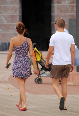 Sokakta yürüyen çift