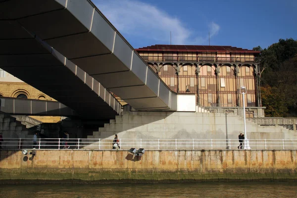 Bilbao nehri üzerindeki köprü.