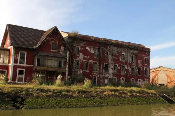 Edificio Abandonado Junto Estuario Bilbao —  Fotos de Stock